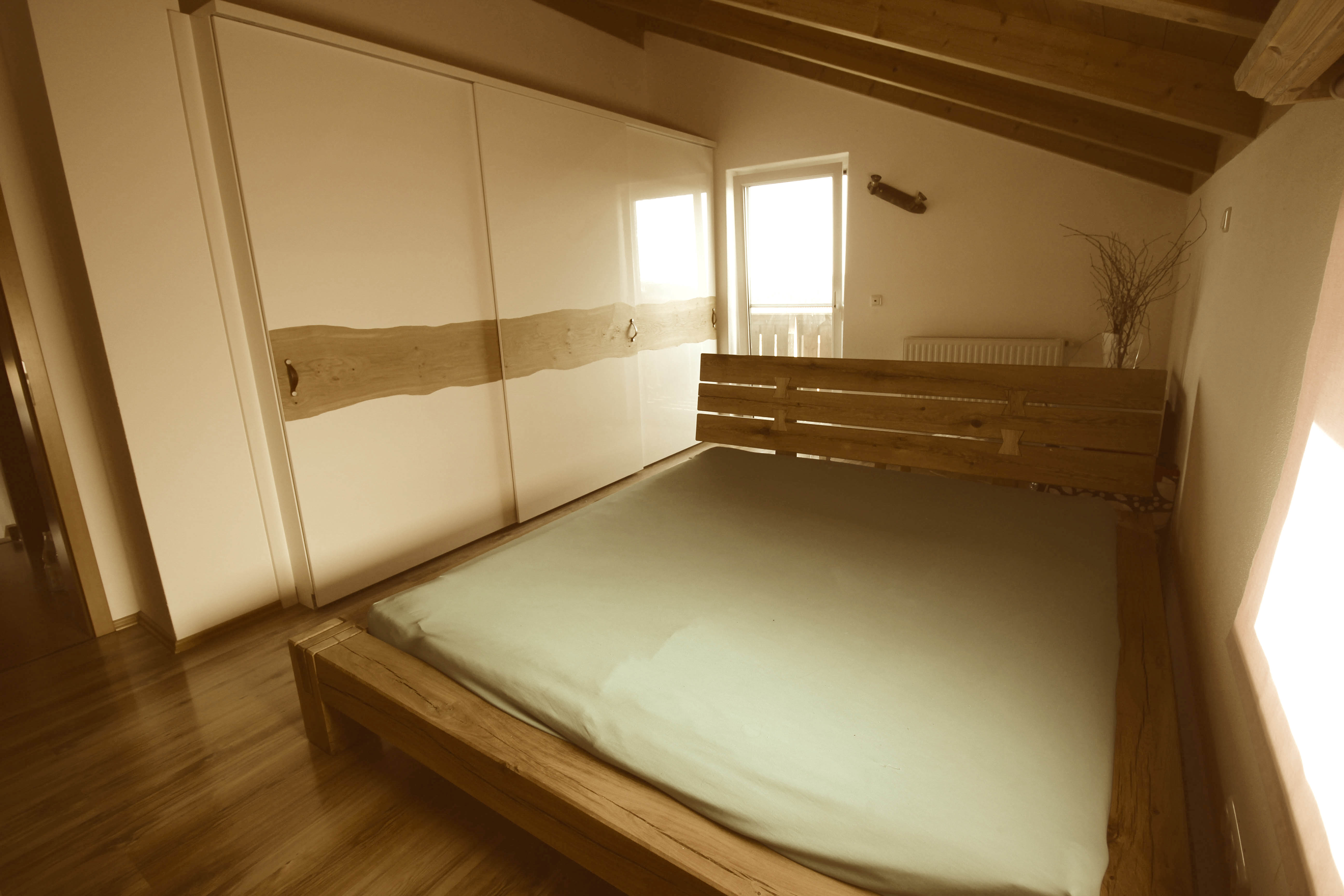 Schlafzimmer Eiche rustikal kombiniert mit Hochglanz HPL